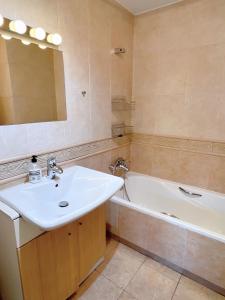 a bathroom with a sink and a bath tub at Alcobendas Cómodo y luminoso Un dormitorio in Alcobendas