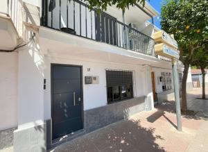 un edificio con una gran puerta en un lateral en Apartamentos El Savio, en Ronda