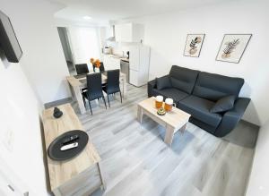 una sala de estar con un sofá y una mesa en Apartamentos El Savio, en Ronda