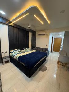 Ένα ή περισσότερα κρεβάτια σε δωμάτιο στο Stayzy Suites