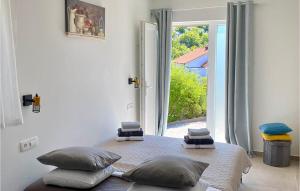 Ένα ή περισσότερα κρεβάτια σε δωμάτιο στο Awesome Apartment In Karlobag With House Sea View