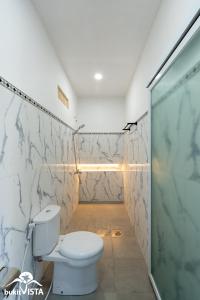e bagno con servizi igienici e cabina doccia. di Prada & Abby Hill by Bukit Vista a Kubupenlokan Altre 29 foto