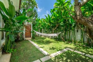 Κήπος έξω από το Private Jacuzzi - Central - Canggu 3BR