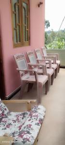 ハプタレーにあるDinu Homes Stayの窓付きの部屋の椅子 +8枚の写真