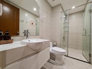 Ένα μπάνιο στο Landmark Grand Manor