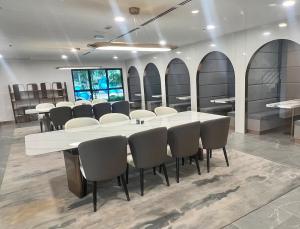 une salle de conférence avec une table et des chaises blanches dans l'établissement Brand NEW Modern Cozy Retreats 3BR2B2P for 6, à Batu Kawan 51 autres photos