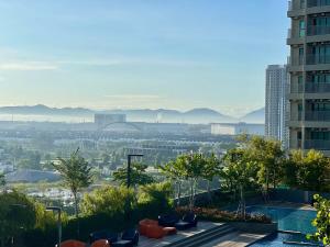 une vue d'une ville depuis un bâtiment dans l'établissement Brand NEW Modern Cozy Retreats 3BR2B2P for 6, à Batu Kawan