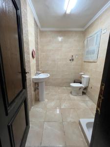 Ванная комната в 3 BR and 2 restrooms with AC in gated community