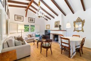 シッチェスにあるCasa Alba Garden & Calmのテーブルとダイニングルームのあるリビングルーム