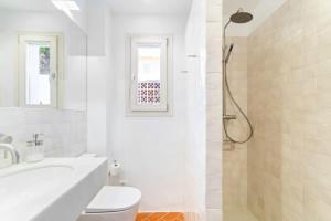 シッチェスにあるCasa Alba Garden & Calmのトイレ、洗面台、シャワー付きのバスルーム