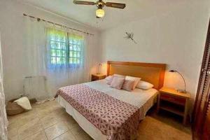 una camera da letto con un letto e una finestra di SON BOU Apartamento en planta baja junto la playa a Son Bou Altre 19 foto