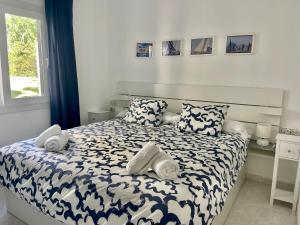 Postel nebo postele na pokoji v ubytování Forcat - Apartamento con jardín y piscina + 31 fotografií
