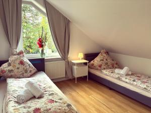 two beds in a room with a window at Ferienhaus Lamia in Bispingen