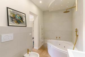 カターニアにあるB&B San Pancrazio hotelHouseの浴槽、トイレ、洗面台を備えたバスルーム