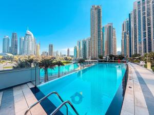 Bazén v ubytování Next to Burj Khalifa & Dubai Mall Luxury 2BR Grande Signature - Like Home nebo v jeho okolí