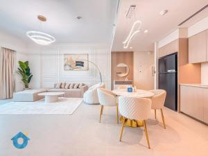 Posezení v ubytování Next to Burj Khalifa & Dubai Mall Luxury 2BR Grande Signature - Like Home