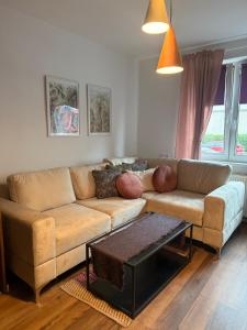 una sala de estar con un sofá y una mesa en FABRYCZNA Przytulność, en Zielona Góra