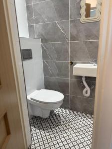 un baño con inodoro y lavabo en FABRYCZNA Przytulność, en Zielona Góra