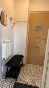 una habitación con una puerta y un banco delante de ella en FABRYCZNA Przytulność, en Zielona Góra