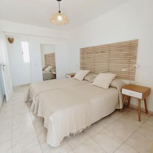 Ένα ή περισσότερα κρεβάτια σε δωμάτιο στο Apartamentos Reverón Playa 303 - Views of the Bay +10 φωτογραφίες