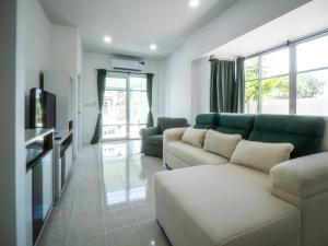 O zonă de relaxare la Green House Pranburi Beach Private Garden 5min Walk to Sea