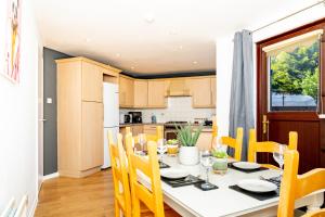Η κουζίνα ή μικρή κουζίνα στο Elegant 5Bed Home with Free Parking at City Centre, Sleeps 10 +65 φωτογραφίες