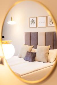 En eller flere senge i et værelse på MOTTO Gdańsk Boutique Stay Old Town - butikowe pokoje na starówce