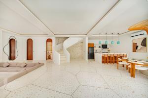 una sala de estar con un sofá y una mesa en Ocean Verve Villa 3, en Uluwatu