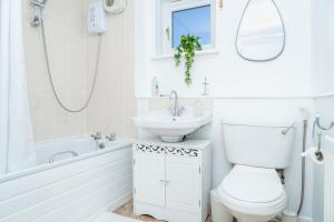Ένα μπάνιο στο Elegant 5Bed Home with Free Parking at City Centre, Sleeps 10
