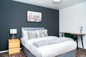Ένα ή περισσότερα κρεβάτια σε δωμάτιο στο Elegant 5Bed Home with Free Parking at City Centre, Sleeps 10