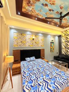 1 dormitorio con 1 cama grande y techo colorido en The heaven studio, en Ghaziabad