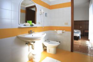 Koupelna v ubytování Hotel Aspe + 37 fotografií