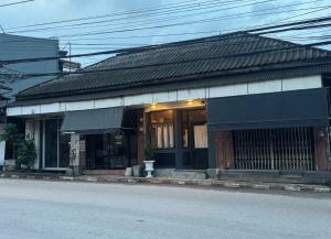 尖竹汶Charoen Hostel的街道边的一栋建筑