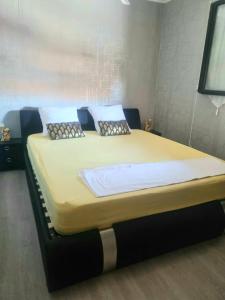 ein großes Bett mit weißen Laken und Kissen darauf in der Unterkunft Maison sur vue montagne in Canet-en-Roussillon + 5 Fotos