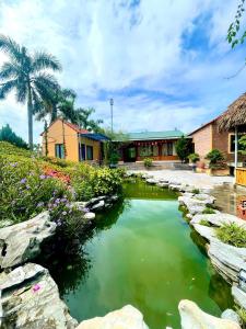 un étang dans la cour d'une maison dans l'établissement May Garden Homestay Ninh Bình, à Phúc Trì