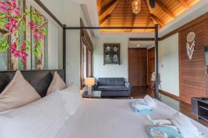 En eller flere senge i et værelse på V241 3BR Peaceful Pool Villa, Garden & Jacuzzi + 41 billeder