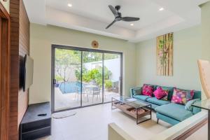 Et opholdsområde på V241 3BR Peaceful Pool Villa, Garden & Jacuzzi