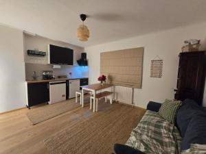 Una sala de estar con una mesa y una cocina. en Selene Apartment in Heart of Glastonbury, en Glastonbury