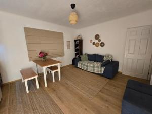 una sala de estar con un sofá y una mesa en Selene Apartment in Heart of Glastonbury, en Glastonbury 15 fotos más