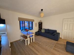 una sala de estar con un sofá y una mesa en Selene Apartment in Heart of Glastonbury, en Glastonbury