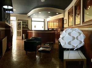 een lobby met een wachtkamer met een tafel en stoelen bij Hotel Bayona in Baiona