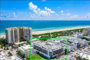 una vista aérea de la playa y los edificios en Luxury Suite - 3 Min Walk to Miami Beach, en Miami Beach