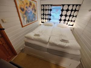 En eller flere senge i et værelse på Rentola Lapland a peaceful and cozy cottage + 64 billeder