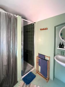 un bagno con doccia e lavandino di Trìcora Sicilian B&B a Catania