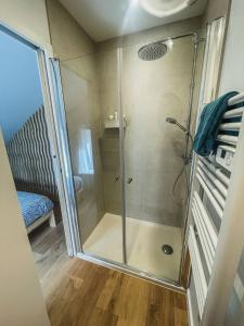 una ducha con puerta de cristal en un baño en Charmant duplex près du port de Perros-Guirec, en Perros-Guirec 17 fotos más
