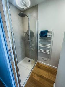 una ducha con puerta de cristal en un baño en Charmant duplex près du port de Perros-Guirec, en Perros-Guirec
