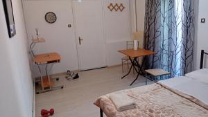 Ένα ή περισσότερα κρεβάτια σε δωμάτιο στο Larry house