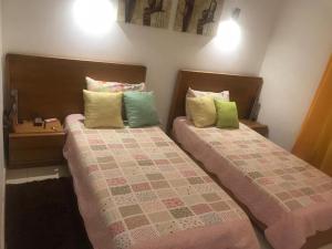 two beds in a small room with sidx sidx sidx sidx at Raphis-Belux in Santa Maria