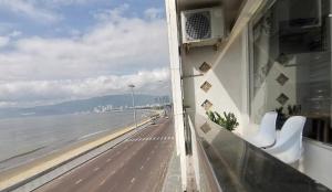 een balkon met uitzicht op het strand bij Hotel Vi-vu nhìn ra biển in Quy Nhon