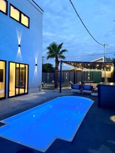 a swimming pool in front of a house at Sunshine pool villa 2新築ラグジュアリーリゾートヴィラ天然芝ゴルフサウナ完備 in Katakai